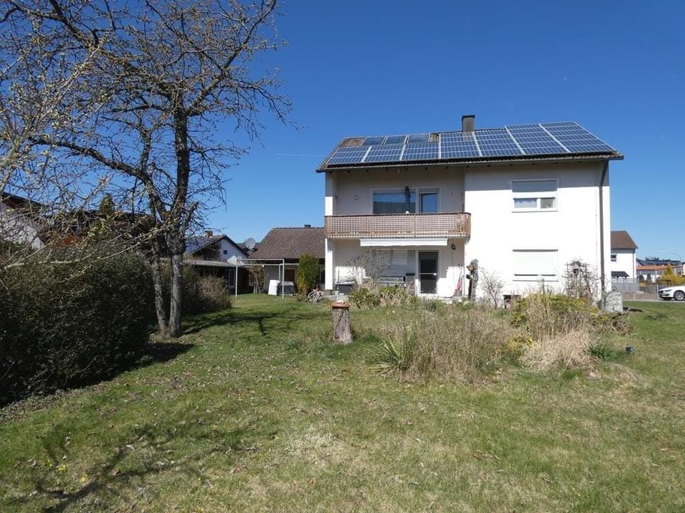 Immobilie in Weiherhammer - Solides Zweifamilienhaus mit PV-Anlage, Doppelgarage, großem Garten und attraktiven Mieteinnahmen - Bild 0