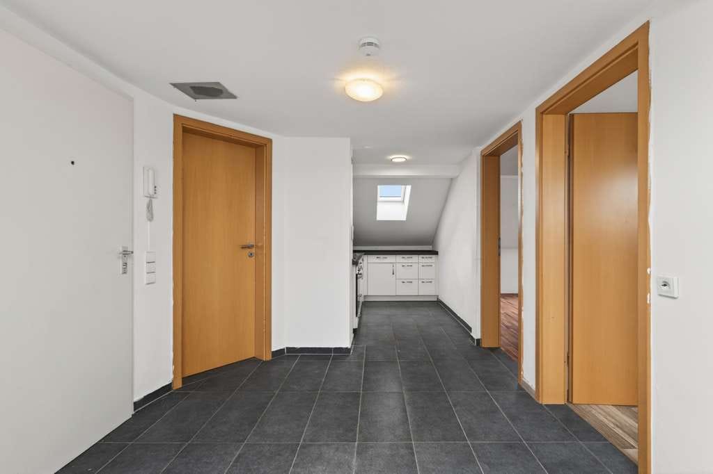 Immobilie in Linkenheim-Hochstetten - Gepflegte 2,5-Zimmer-Dachgeschosswohnung in Linkenheim – kompakt und hell - Bild 1