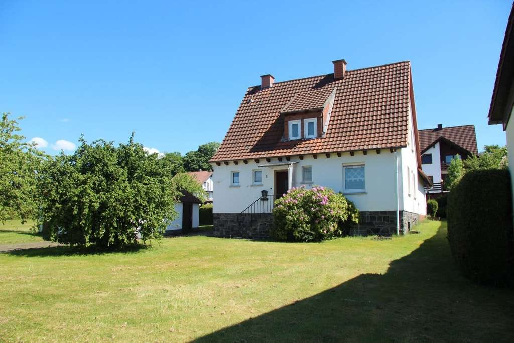 Immobilie in Herbstein - Charmantes Einfamilienhaus mit großem Grundstück und Obstbaumbestand - Bild 1