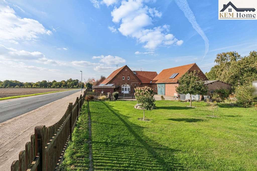 Immobilie in Rehburg-Loccum - Dieses charmante Einfamilienhaus aus dem Jahr 1915 vereint historischen Charakter mit modernem Komfort und bietet auf rund 350 m² Wohnfläche großzügigen Raum für Familie, Freizeit und individuelle... - Bild 0