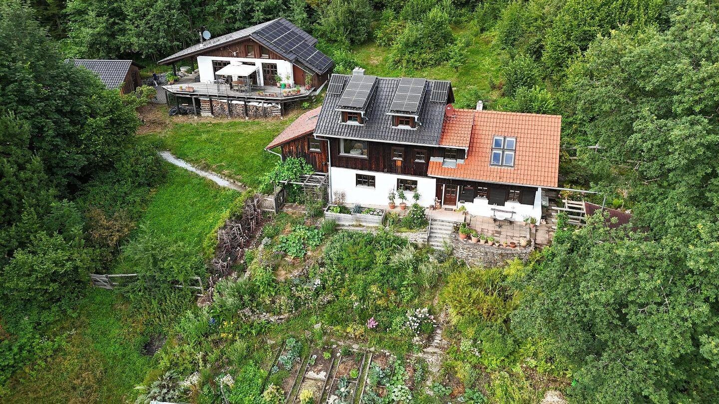 Immobilie in Schöllnach - Zwei tolle Landhäuser mit traumhafter Aussicht über die Donauebene! Anwesen mit ca. 2 ha Grund nähe Grattersdorf - Bild 0