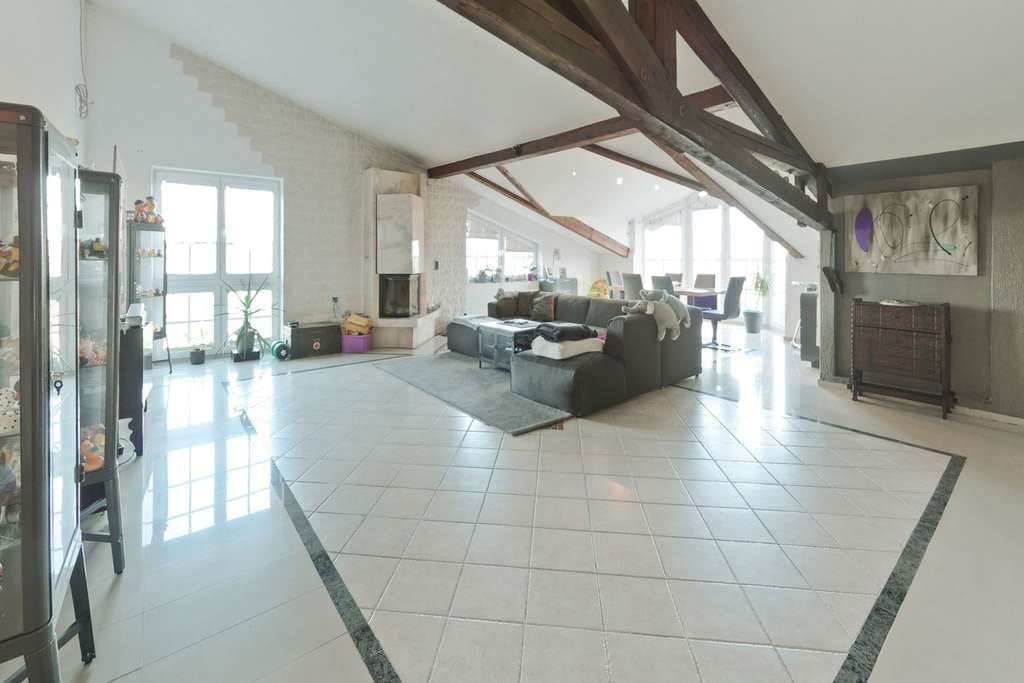 Immobilie in Bedburg - Beeindruckende 204 m²-Wohnung mit Hauscharakter, Balkonen, Kamin und Garten in Bedburg - Bild 0
