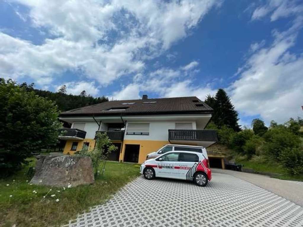Immobilie in Lenzkirch - Südwest-Giebelwohnung im DG. Randlage, Balkon und Garage ! - Bild 0