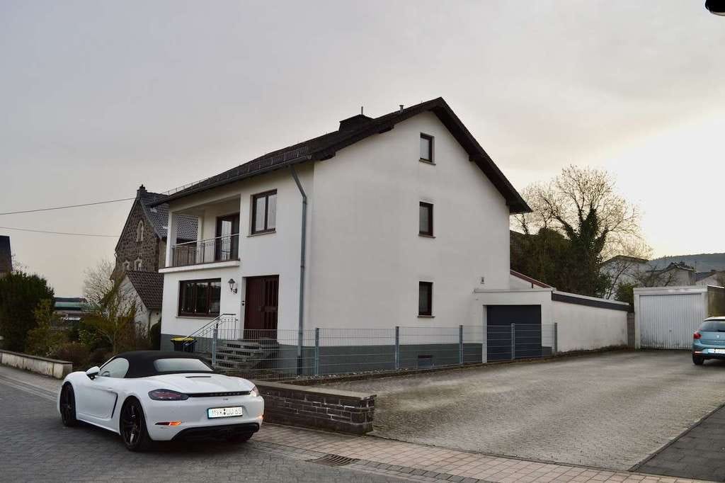Immobilie in Nickenich - Gepflegtes Einfamilienhaus mit viel Platz für Ihr Familienleben - Bild 1