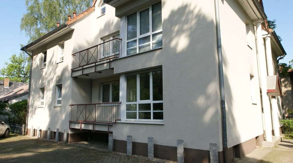 Immobilie in Schöneiche bei Berlin - Bezugsfreie 1,5 Zimmer-Wohnung mit Balkon in schöner Ortslage, Stellplatz inklusive! - Bild 0