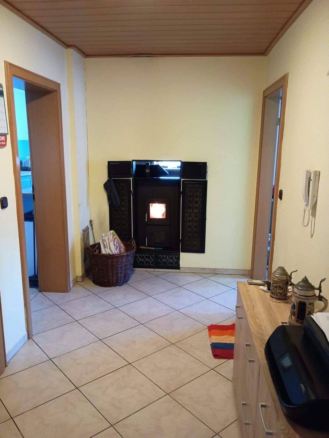 Immobilie in Burgthann - Ein geräumiges Haus, 2 Garagen, kleiner Vorgarten + Ausbaupotential im Dach zum Preis einer Wohnung - Bild 3