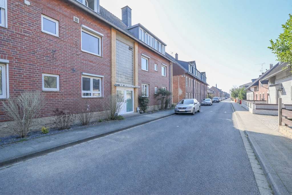 Immobilie in Korschenbroich - Charmante Maisonettewohnung mit modernem Wohnkomfort, Balkon und Garage in Glehn - Bild 0
