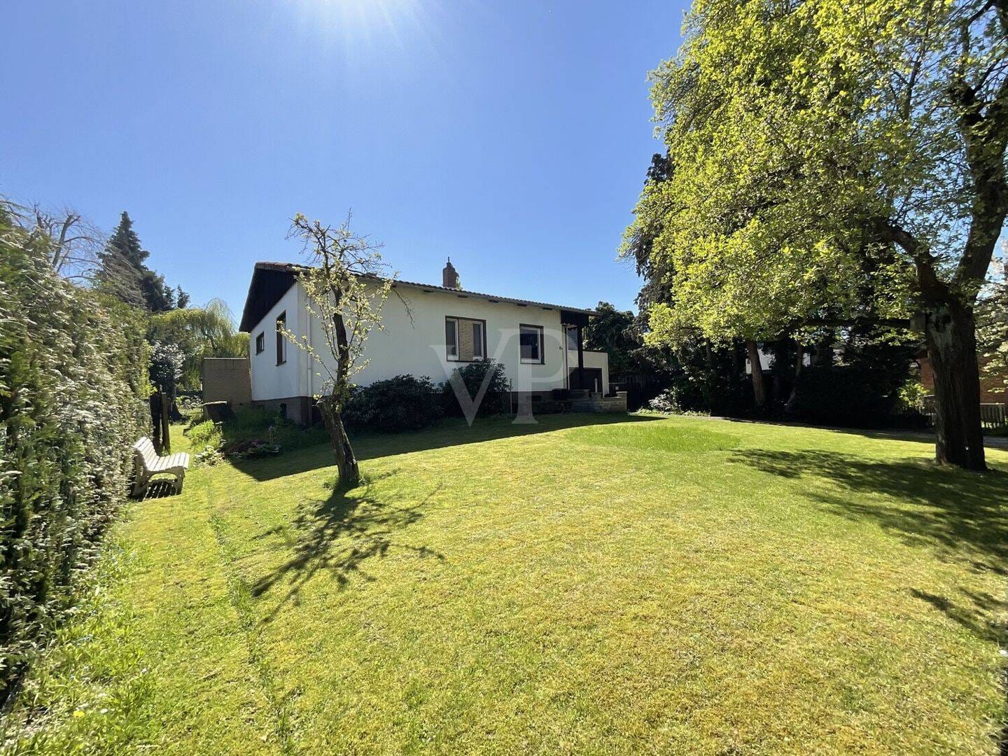 Immobilie in Ronnenberg - 1.998m² großes Grundstück: bebaut mit Zweifamilienhaus, Bungalow & Nebengebäude mit vielen Optionen! - Bild 3