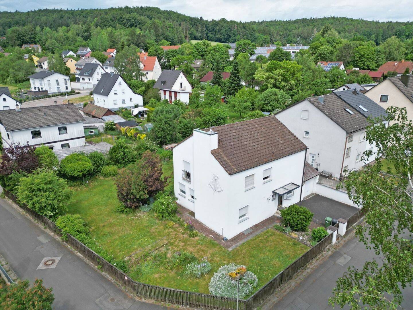 Immobilie in Neukirchen bei Sulzbach-Rosenberg - Architektenhaus (Steinkirchner) in sehr ruhiger Lage – Westterrasse, großer Garten & neue Heizung (2025) - Bild 1