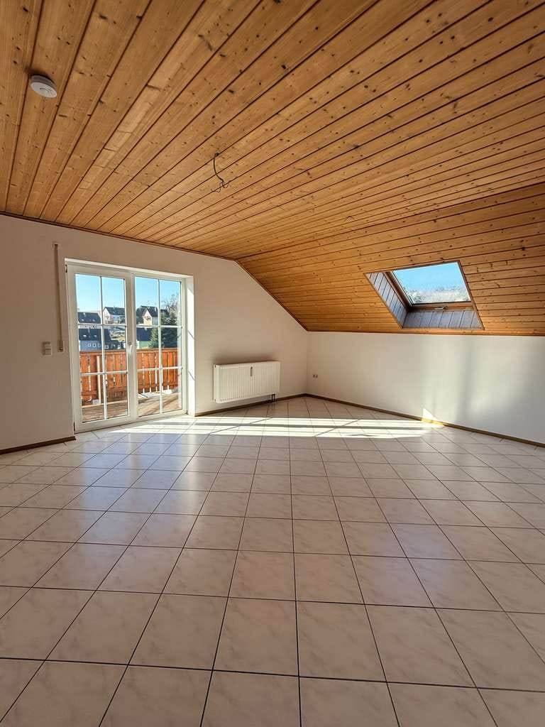 Immobilie in Hutthurm - Ruhig wohnen: Dachgeschosswohnung mit Balkon, Garten und Stellplatz - Bild 3