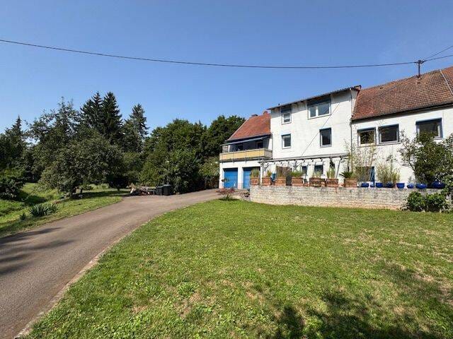 Immobilie in Theisbergstegen - Willkommen in Ihrem neuen Zuhause - Großzügiges 1- bis 2-Familienhaus mit Gartenidylle und Bachlauf - Bild 2