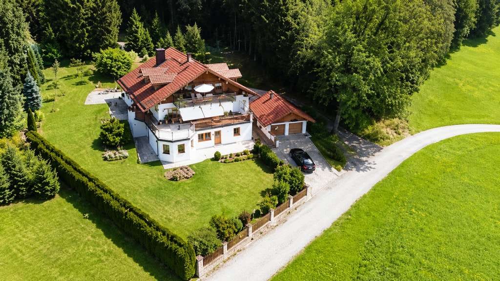 Immobilie in Steinhöring - Wohnen mit Hauscharakter – 5 Zimmer, Bergblick, großer Garten und viel Platz in sehr ruhiger Lage - Bild 0