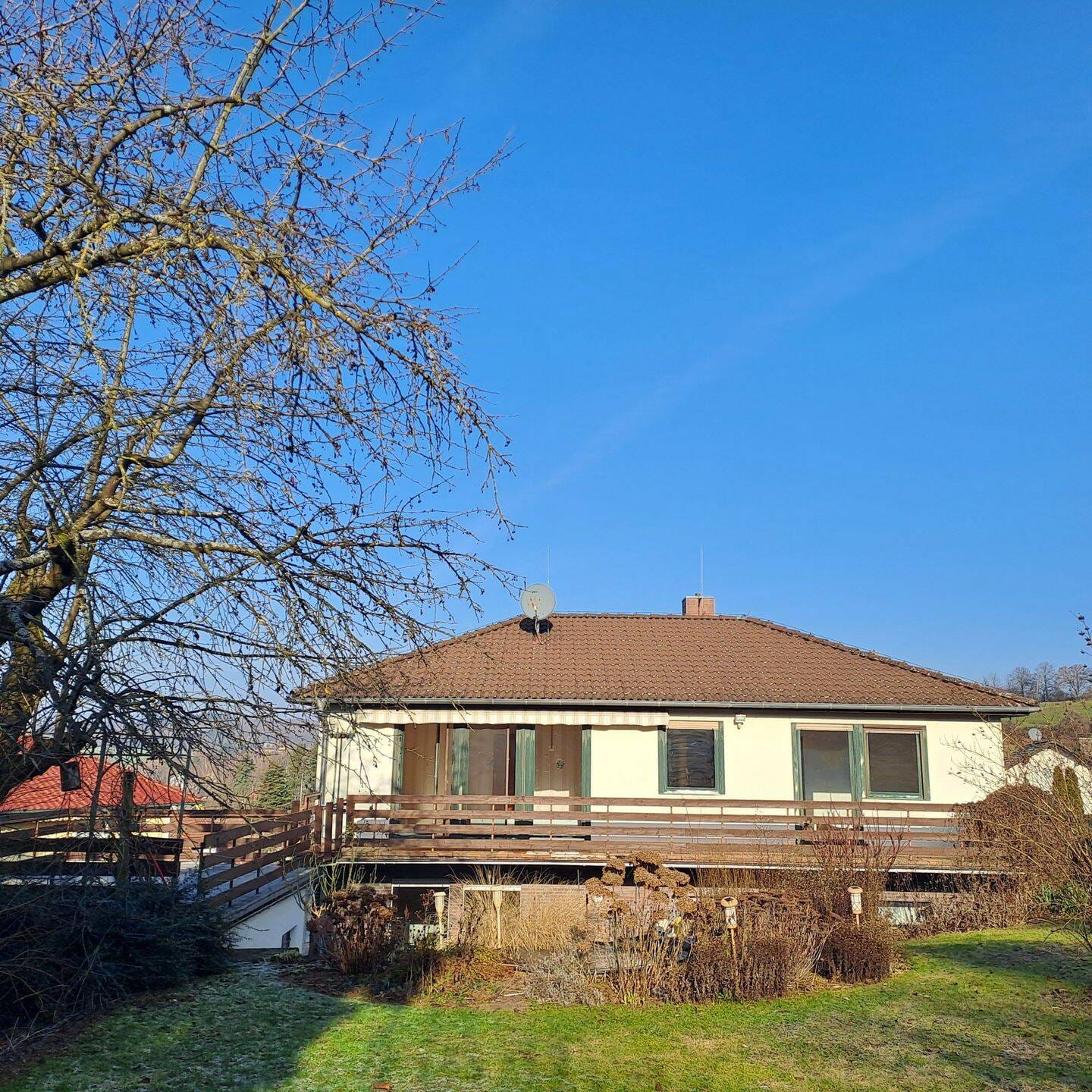 Immobilie in Ronneburg - Familienfreundliches Einfamilienhaus mit Blick auf die Ronneburg und potenzieller Einliegerwohnung im Kellergeschoss - Bild 0
