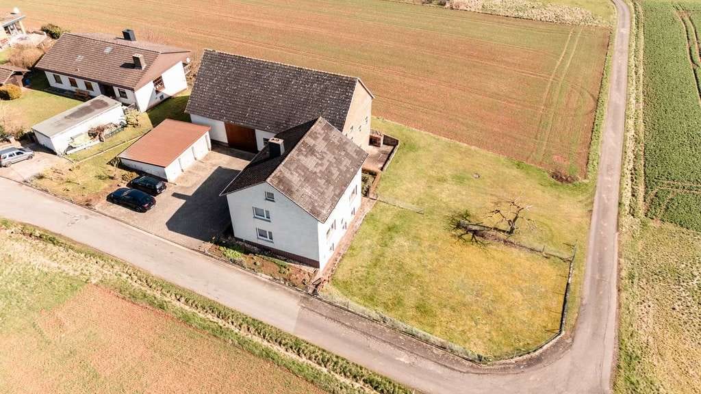 Immobilie in Edertal - Ehemaliges Bauerngehöft mit Wohnhaus, Wirtschaftsgebäude und Garage - Bild 4