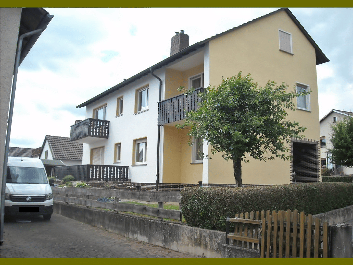 Immobilie in Meißner - Sehr gepflegtes Zweifamilienhaus in Meißner (OT) - Ruhige Lage am Fuße des Meißners - Gartengrundstück - mit Terrasse, 2 Balkonen & 3 Garagen - Bild 0