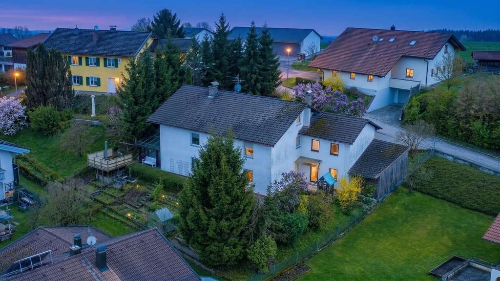 Immobilie in Nußdorf - Vielseitiges Zweifamilienhaus in ruhiger Hanglage - Aiging / Nußdorf - Bild 0