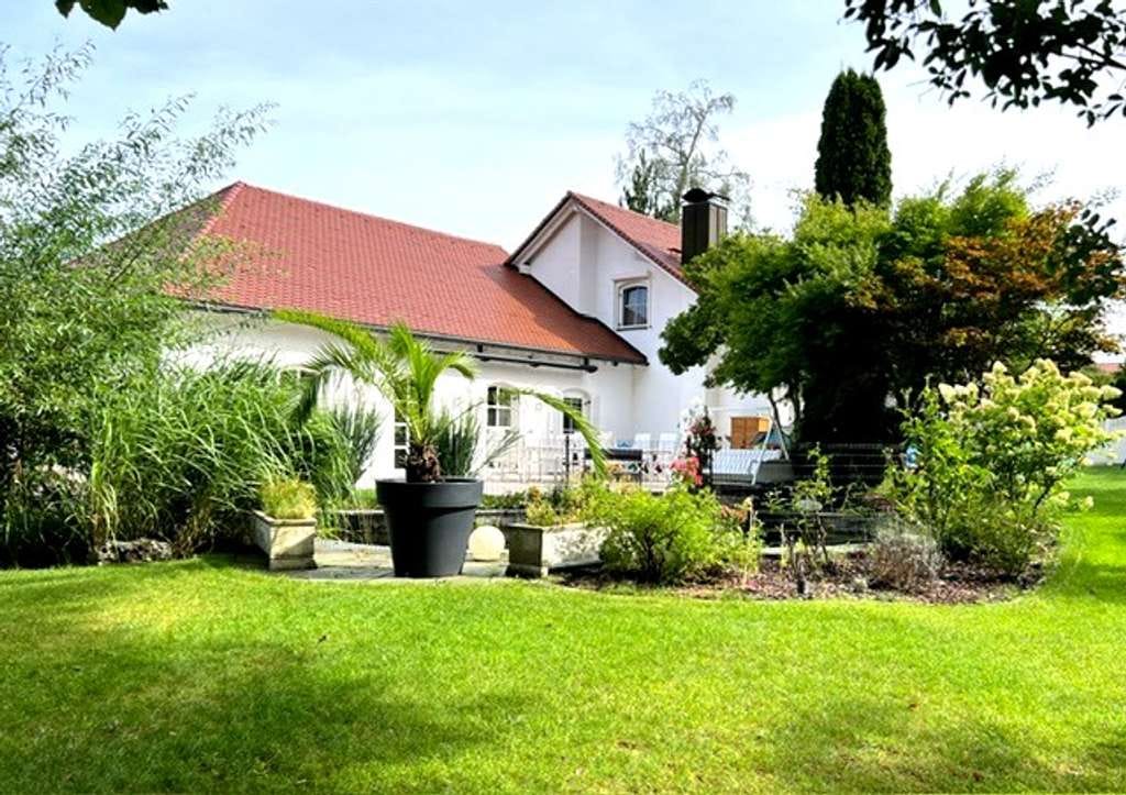 Immobilie in Adelsried - Repräsentative Villa mit imposanter Schwimmhalle auf Traumgrund westlich von Augsburg - Bild 1