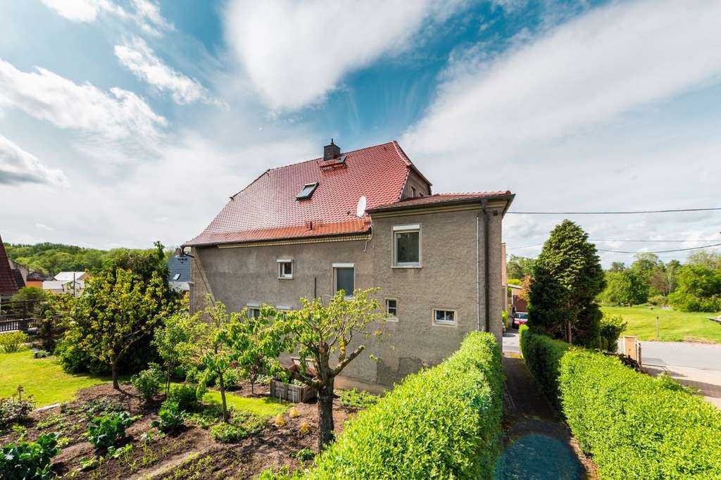 Immobilie in Stauchitz - solide vermietetes Zweifamilienhaus mit Terrasse und kleinem Garten - Bild 2