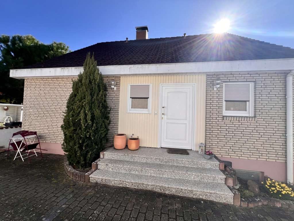 Immobilie in Insheim - Wunderschönes Einfamilienhaus - super Lage - große Garage - Garten mit sommerlicher Atmosphäre - Bild 2