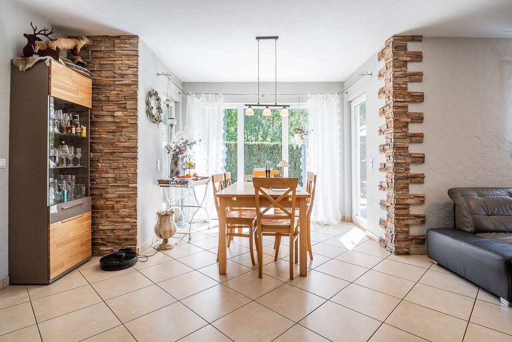 Immobilie in Oberstadtfeld - Freistehendes Einfamilienhaus in Oberstadtfeld I BJ 2005 I 5 Schlafzimmer I Doppelgarage - Bild 4
