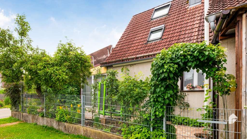 Immobilie in Lonsee - Einziehen und Wohlfühlen – Ansprechendes Einfamilienhaus mit Schrebergarten, Garage und Solaranlage - Bild 2