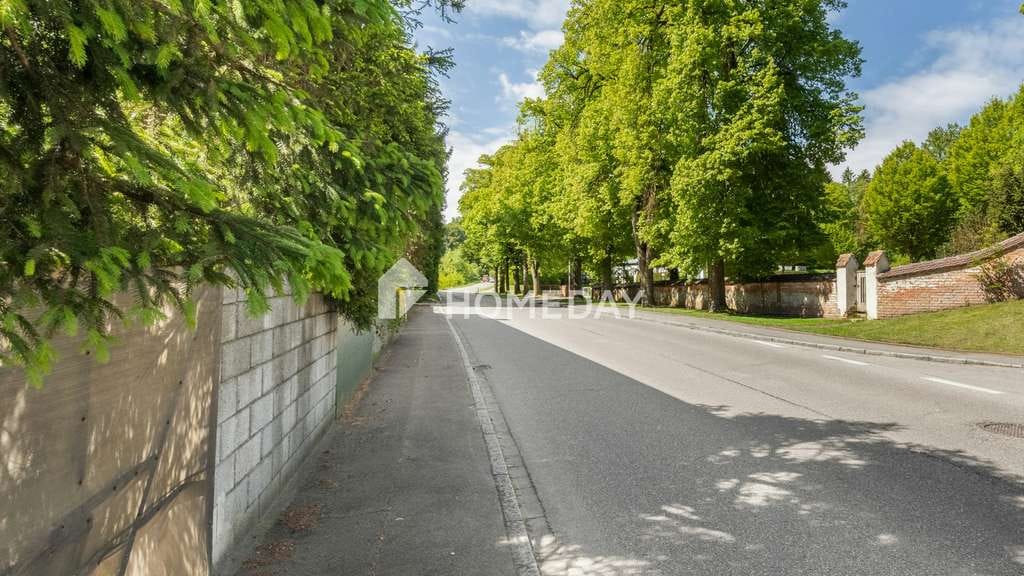 Immobilie in Erolzheim - Charmantes Einfamilienhaus mit 11 Zimmern, viel Nutzfläche und attraktiver Vermietung
 - Bild 4