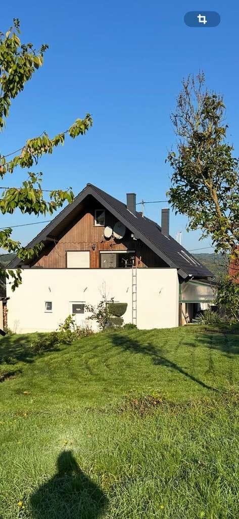 Immobilie in Lebach - Platzwunder mit Fernblick: Großzügiges Einfamilienhaus mit Einliegerwohnung - Bild 2