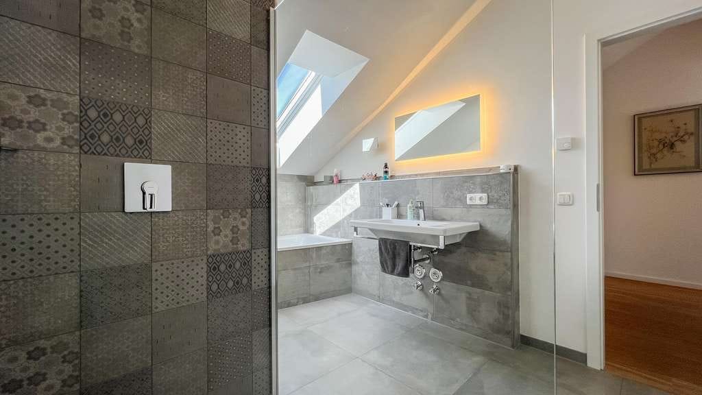 Immobilie in Ruhpolding - Stilvolle Dachgeschoss-Wohnung - exquisit & lichtdurchflutet - Bild 3