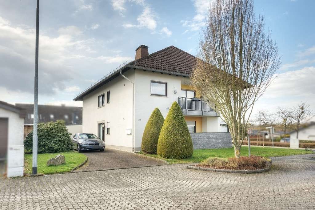 Immobilie in Heiligenroth - Großzügiges Zweifamilienhaus mit vielseitigen Nutzungsmöglichkeiten - Bild 2