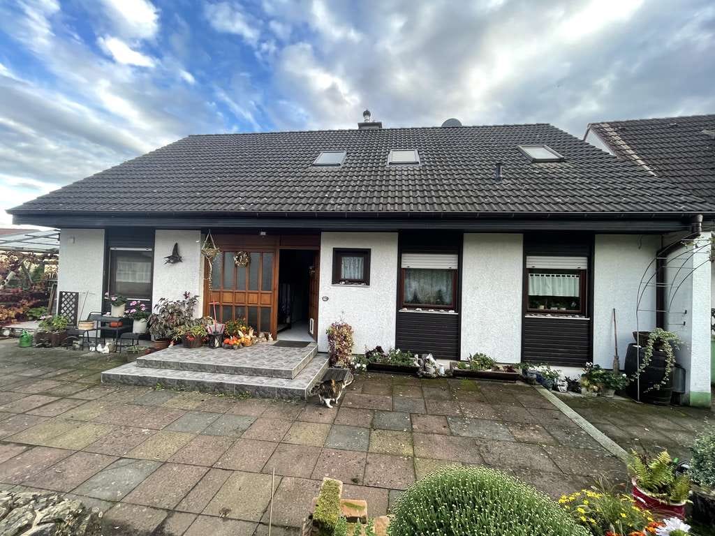 Immobilie in Nidda - Zweifamilienhaus mit Nebengebäude und Garten in Nidda! - Bild 0