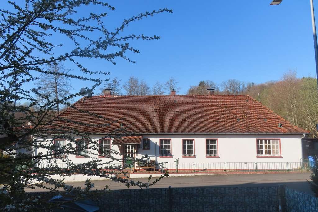Immobilie in Michelstadt - Mehrfamilienhaus mit drei Wohneinheiten in britischem Landhausstil - Bild 1
