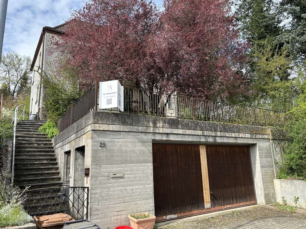 Immobilie in Haßfurt - Vielseitiges Ein-/Zweifamilienhaus mit großem Grundstück und Potential - Bild 1