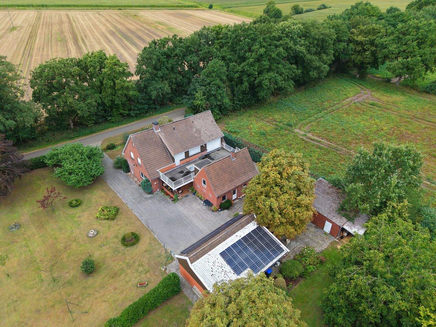 Immobilie in Nordhorn - Freistehendes Wohnen im Grünen – mit Nebengebäude, Doppelgaragen und ideal für Mehrgenerationenwohnen - Bild 2