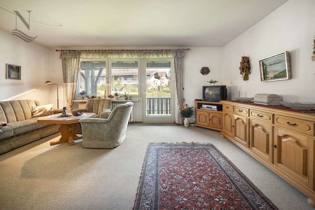 Immobilie in Grabenstätt - Charmante 2-Zimmer-Wohnung mit großem Balkon & viel Gestaltungspotenzial in ruhiger Lage Grabenstätt - Bild 2