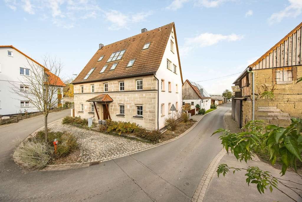 Immobilie in Diespeck - Gepflegtes Dreifamilienhaus - Ideal für Mehrgenerationenwohnen - Bild 0