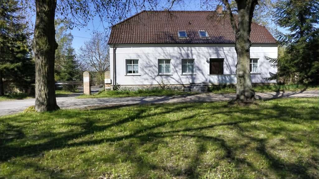 Immobilie in Nordwestuckermark - Vielseitig nutzbares Anwesen in Seenähe – 4 Wohneinheiten, Balkonterrasse & 8.758 m² Grundstück - Bild 1