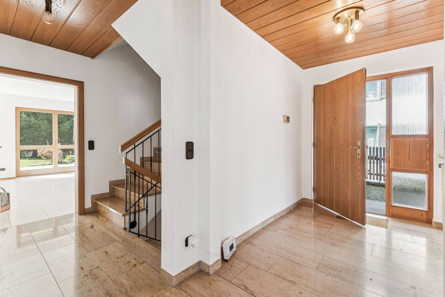 Immobilie in Zorneding - Geräumiges, frei stehendes Einfamilien-Haus im  Landhaus-Stil - Bild 2