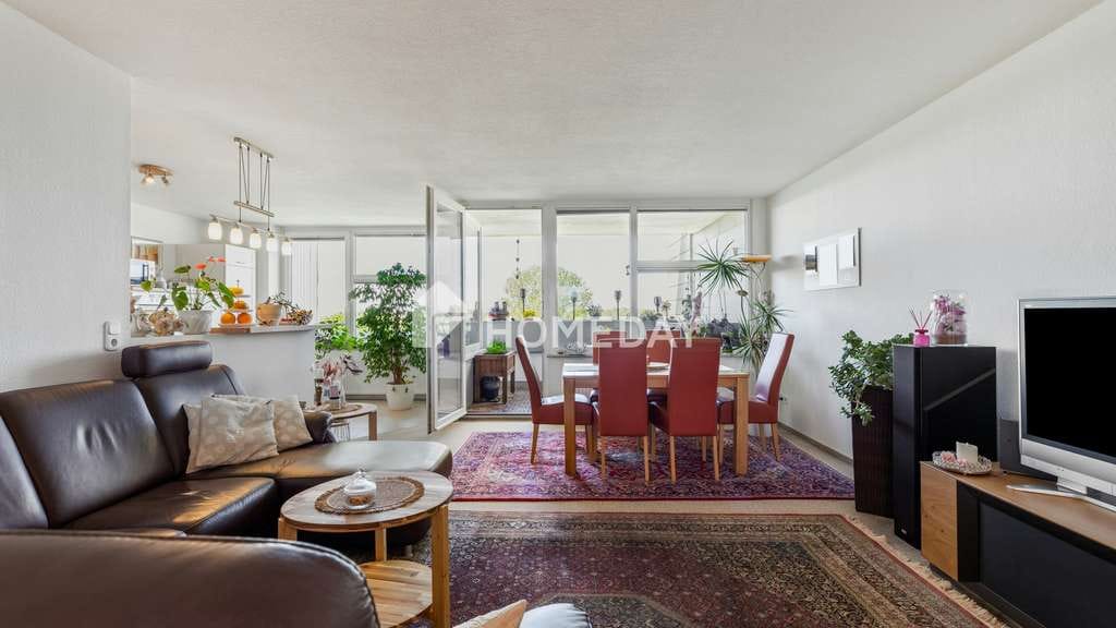 Immobilie in Lehrte - Lichtdurchflutete 3-Zimmer-Wohnung mit Loggia, Garage sowie Pool und Sauna im Haus - Bild 0