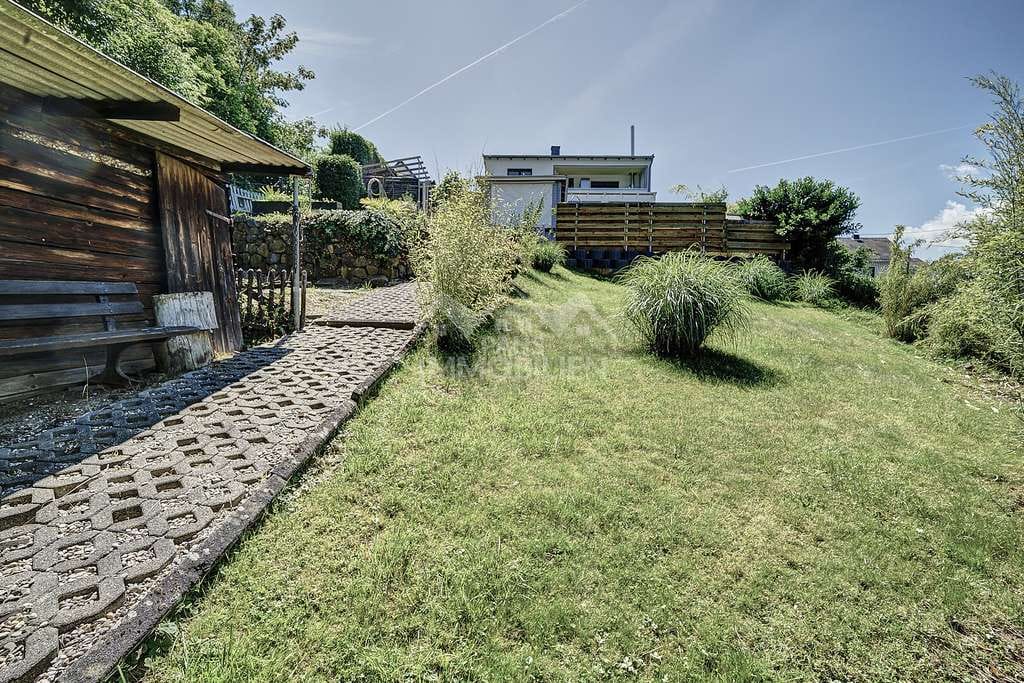 Immobilie in Dattenberg - Zweifamilienhaus in Aussichtslage mit großem Grundstück, Pool und Doppelgarage - Bild 1