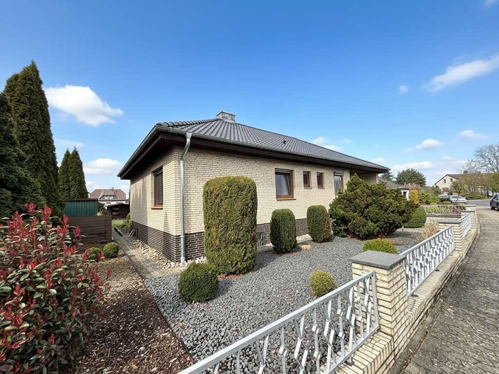 Immobilie in Weyhausen - Sehr gepflegter Bungalow mit neuem Dach, 3-fach verglasten Fenstern, fussläufig guter Infrastruktur - Bild 2