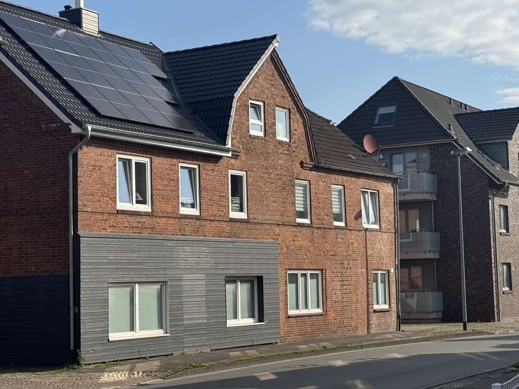Immobilie in Niebüll - Attraktive Kapitalanlage in Niebüll –  Drei vermietete Wohneinheiten mit Garten
 - Bild 0