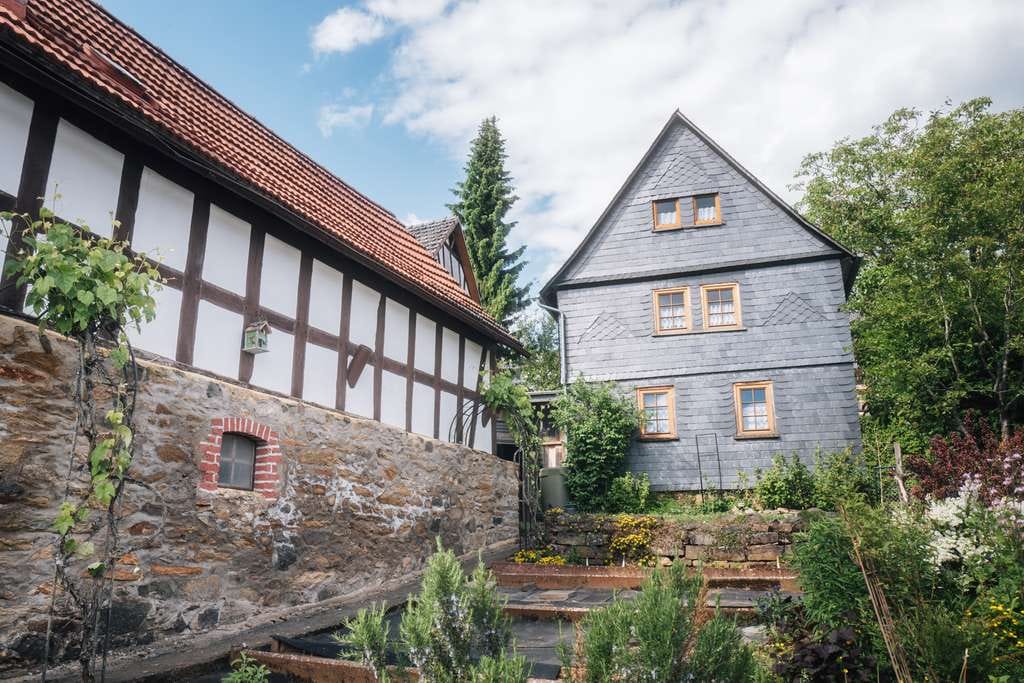 Immobilie in Hohenahr - Liebevoll restaurierte Hofreite mit historischem Fachwerkcharme und idyllischem Innenhof - Bild 2