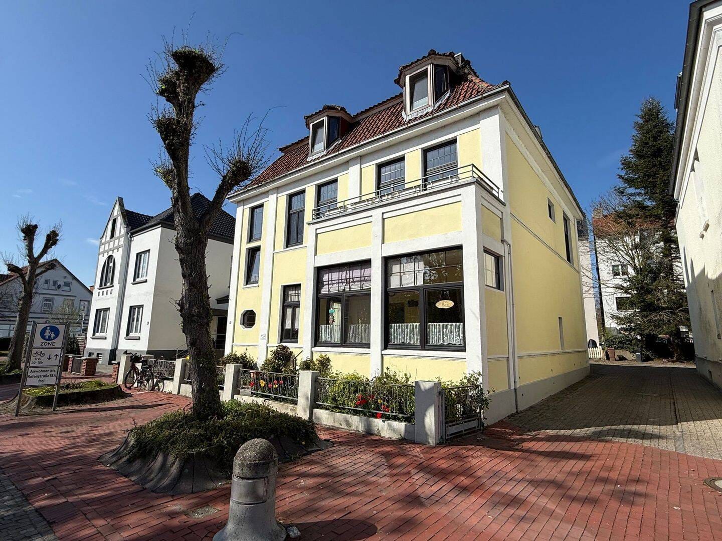 Immobilie in Nordenham - Charmante Stadtvilla mit 4 Parteien & 3 Garagen in Nordenham - Bild 1