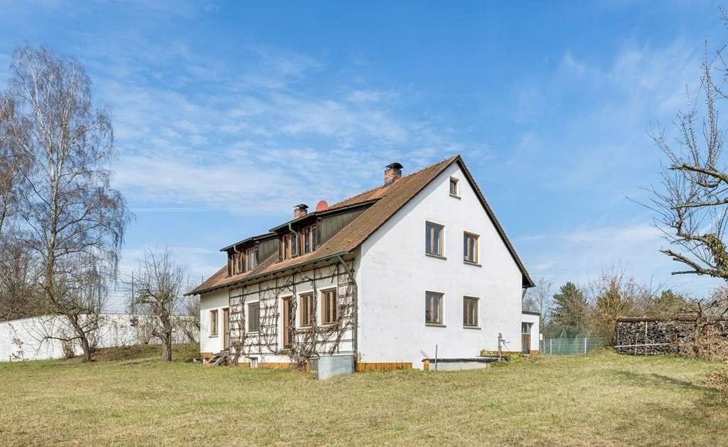 Immobilie in Windsbach - Freistehendes Zweifamilienhaus mit 3 Garagen und großem Garten in Windsbach zur Modernisierung - Bild 0