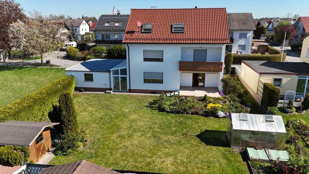 Immobilie in Wehringen - Charmantes Einfamilienhaus mit Einliegerwohnung und viel Platz mit Alpenblick - Bild 0