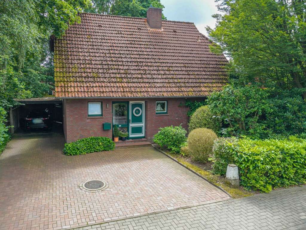 Immobilie in Friedeburg - Charmantes Wohnen mit Wintergarten, Erker und besonderem Gartenambiente - Bild 1