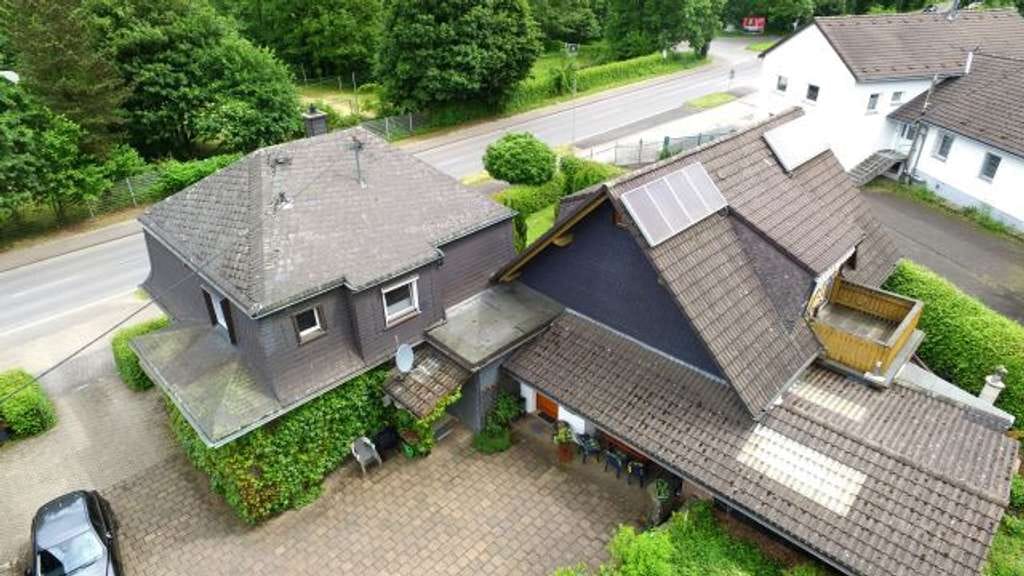 Immobilie in Bergneustadt - Wohnhauskomplex (EFH und ZFH) mit 
3 Wohneinheiten auf großem Sonnengrundstück! - Bild 2
