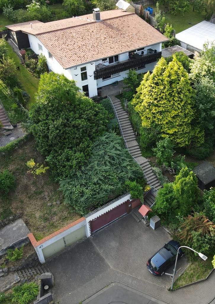 Immobilie in Büdingen - Gepflegtes Einfamilienhaus mit großem Garten - Bild 1