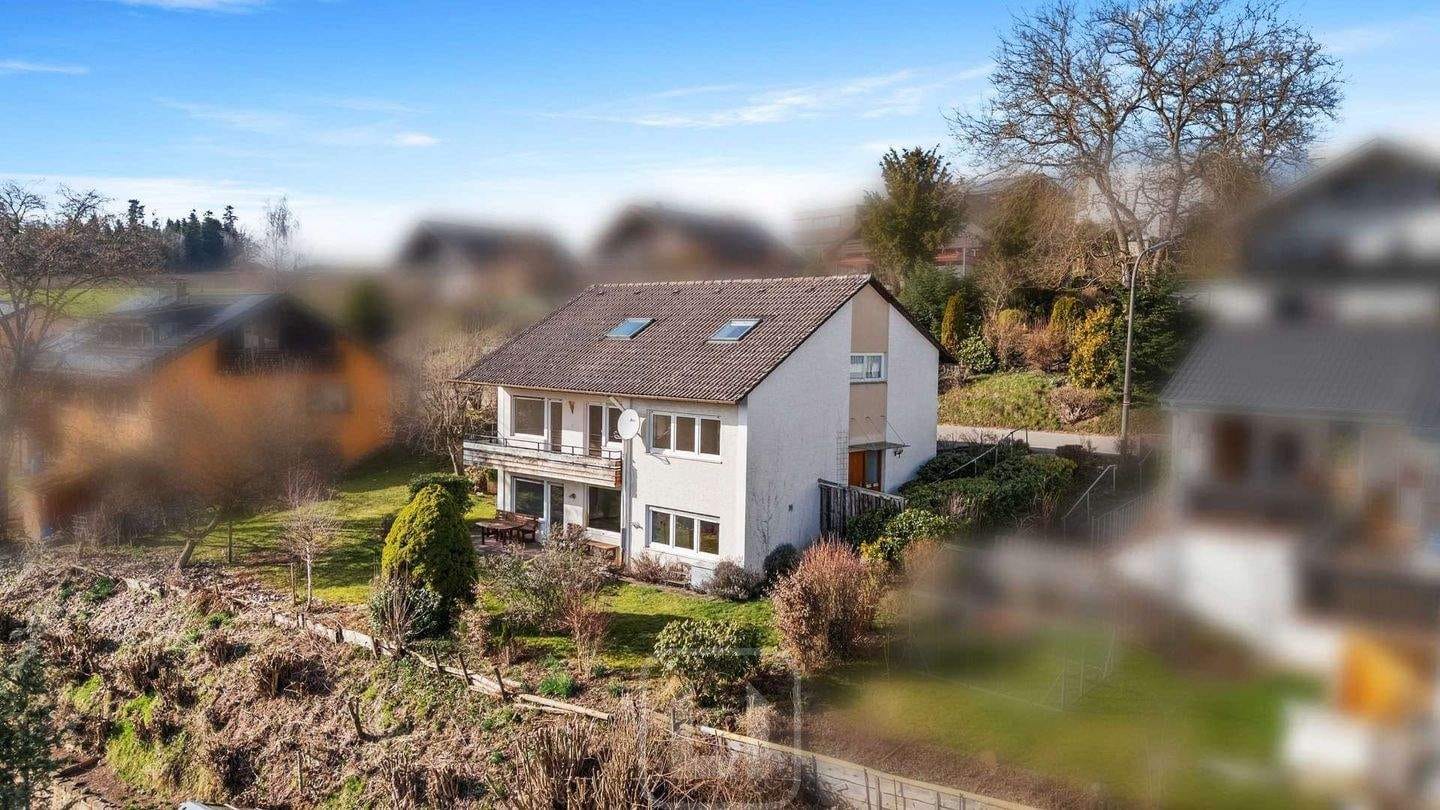 Immobilie in Altensteig - Zweifamilienwohnhaus voller Charme | Traumhafte Aussicht | Grüner Garten | Pure Lebensfreude - Bild 0