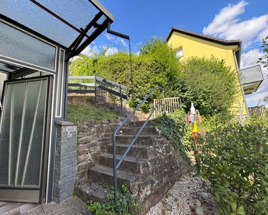 Immobilie in Niefern-Öschelbronn - Ruhige Hanglage mit Ausblick – Doppelhaushälfte mit Balkon, Terrasse & Garten - Bild 4